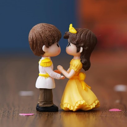 Prince and Princess Couple Statue Decorative Showpiece - Valentine Gift for Girlfriend, Boyfriend, Husband, Wife (Polyresin, Multicolor)
